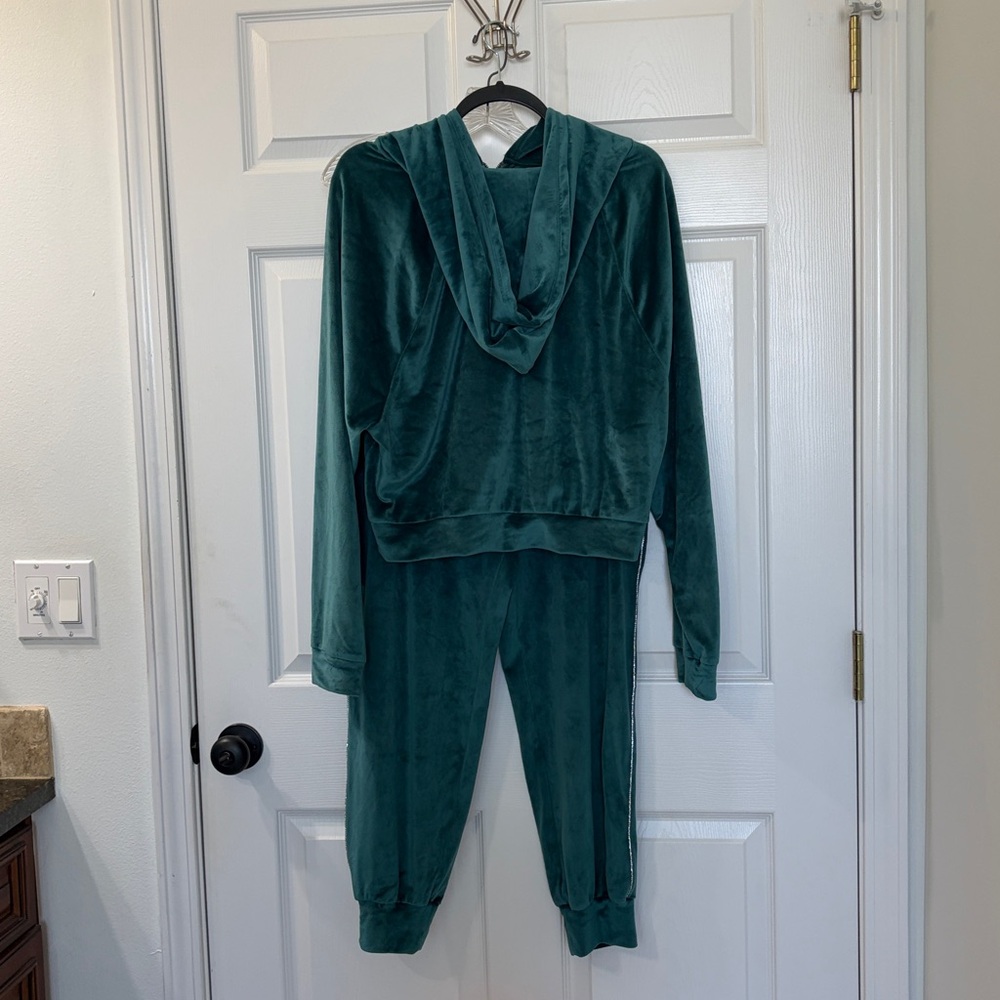 Victoria’s Secret Green Velour 2 pc Tracksuit with Rhinestones - Picture 3 of 4